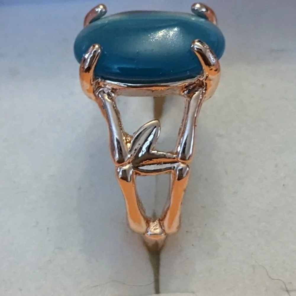 New blue colored cat's eye style gold tone ring, T1B8C